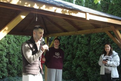 Prezes Zarządu SKT24 Antoni Krokowicz wita uczestników pikniku